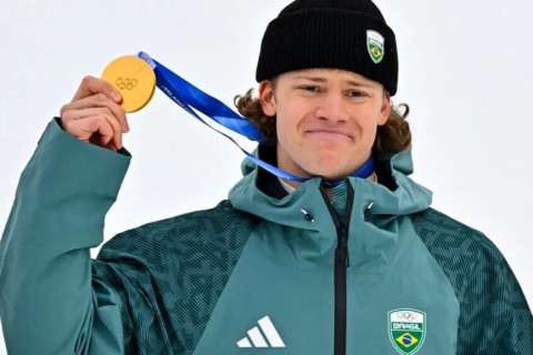 Histórico! Lucas Pinheiro é ouro e Brasil conquista sua 1ª medalha nos Jogos de Inverno